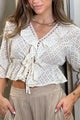 Blusa DF01812 para mujer semitransparente con volantes frontales, escote en “V” dyaboo color crudo 1