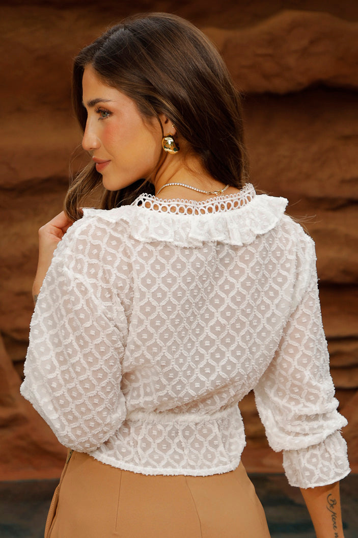 Blusa DF01812 para mujer  semitransparente de textura geométrica con volantes frontales, escote en “V” dyaboo color crudo 3