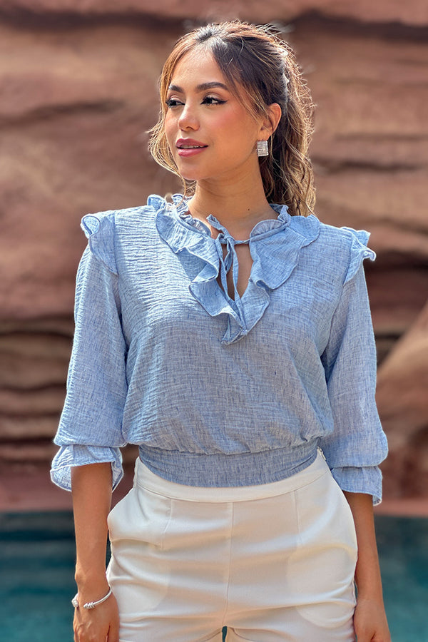 Blusa DF02334  para mujer  cuello con volantes y lazo ajustable, además de mangas largas ligeramente abullonadas y puños con vuelta dyaboo color azul