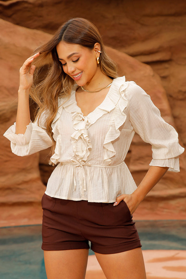 Blusa DF02350 para mujer de tela ligera con delicados volantes en el escote y el frente dyaboo color beige 3