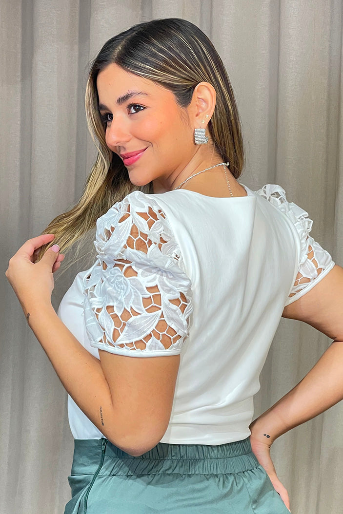 Blusa DP02139 para mujer de corte clásico con mangas cortas abullonadas y detalles calados florales dyaboo color crudo 2