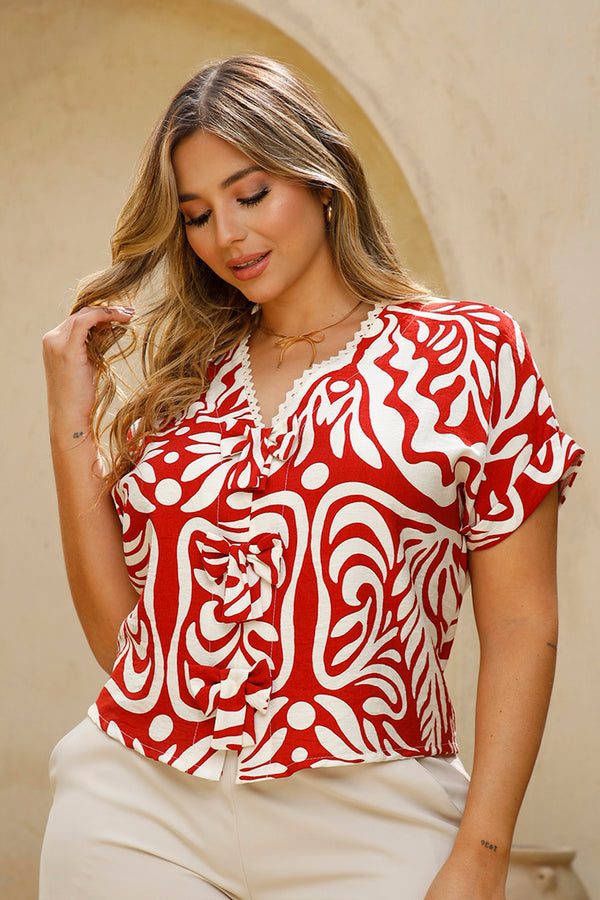 Blusa DP02145 para mujer en estampado rojo abstracto con escote en V y detalle de botones dyaboo color rojo 1