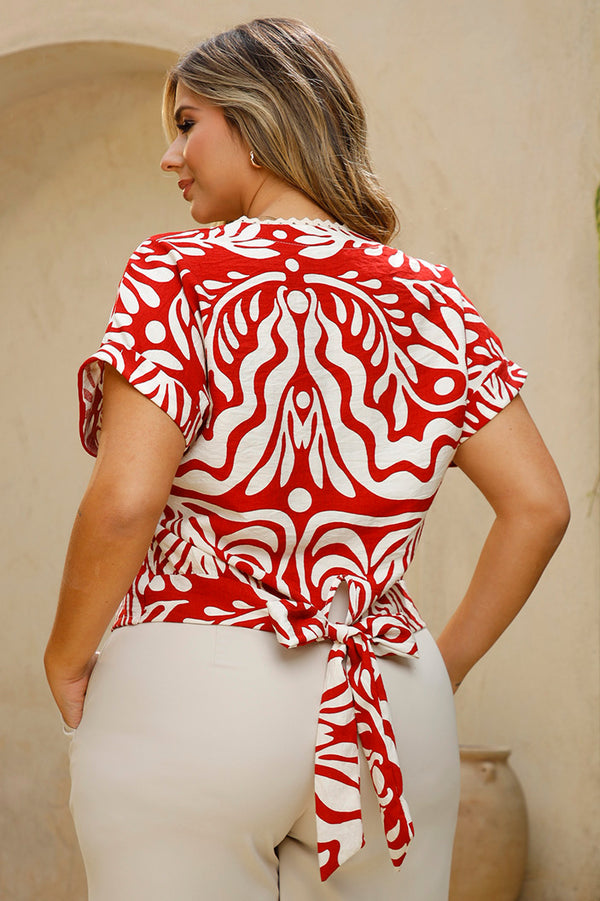 Blusa DP02145 para mujer en estampado rojo abstracto con escote en V y detalle de botones dyaboo color rojo 3