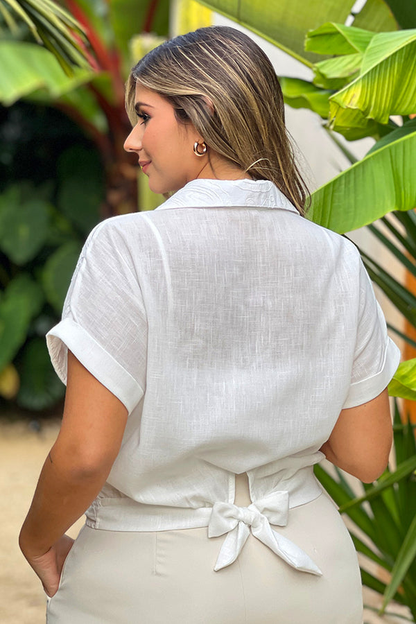 Blusa DP02147 para mujer cuello tipo camisero, confeccionada en tela semi-transparente con bordado de diseño paisley en todo el frente dyaboo color crudo 1
