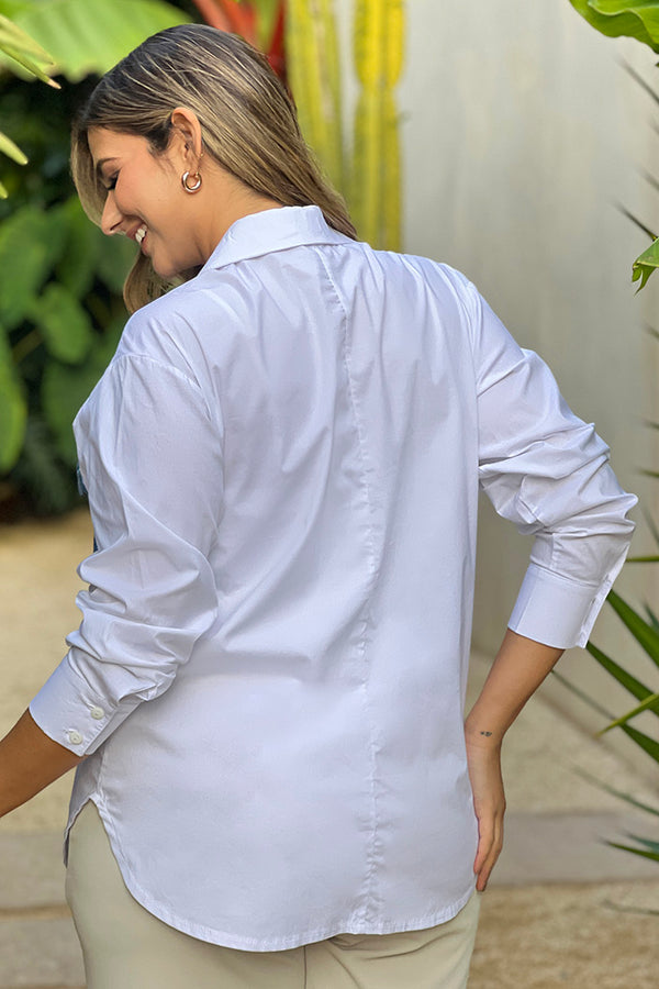 Camisa DP21063 para mujer de corte largo y relajado con detalles en mezclilla en forma de bolsillos dyaboo color crudo 3