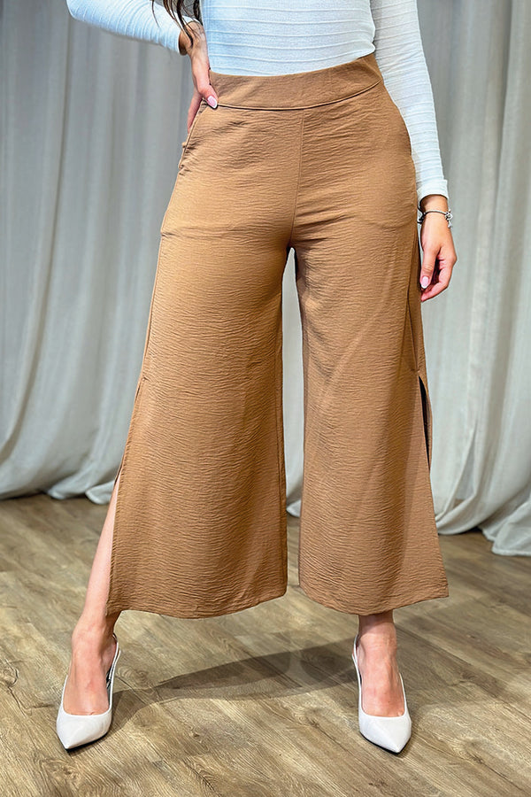 Pantalón 9890013 Culotte para mujer  en tela chalís con silueta amplia y suelta dyaboo color cafe