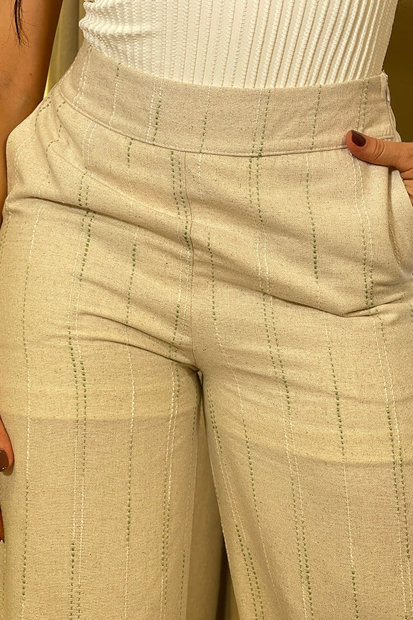 Pantalón DF06117 con bordados en rayas silueta suelta para mujer elaborado en lino dyaboo color camel