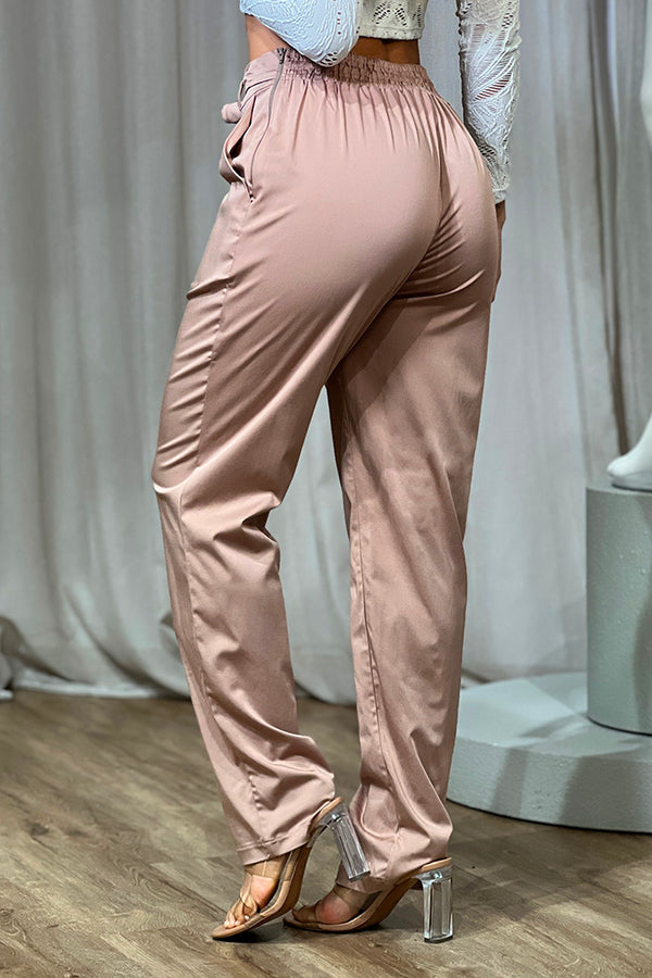 Pantalón DF06131 para mujer satinado  con pretina ajustable y lazo decorativo al frente dyaboo color camel 3